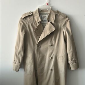 London Fog women’s  Tan Trench Coat size 8 perfect this time of year classy